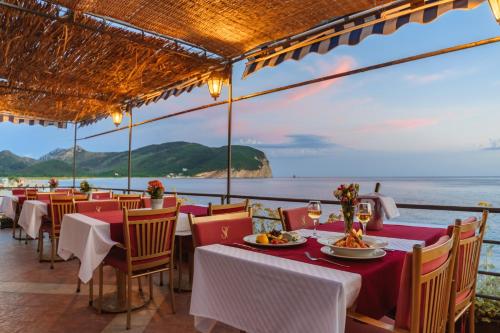 Restaurant, Hotel Savojo in Petrovac Restaurant, Hotel Savojo in Petrovac