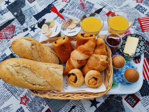 Food and beverages, Glamping La Petite Lande in Saint-Jory-de-Chalais Food and beverages, Glamping La Petite Lande in Saint-Jory-de-Chalais