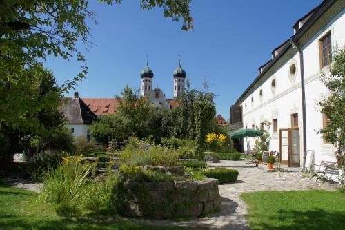 حديقة, Zentrum für Umwelt und Kultur - Gästehaus und Jugendbildungseinrichtung im Maierhof (Zentrum fur Umwelt und Kultur - Gastehaus und Jugendbildungseinrichtung im Maierhof) in Benediktbeuern حديقة, Zentrum für Umwelt und Kultur - Gästehaus und Jugendbildungseinrichtung im Maierhof (Zentrum fur Umwelt und Kultur - Gastehaus und Jugendbildungseinrichtung im Maierhof) in Benediktbeuern
