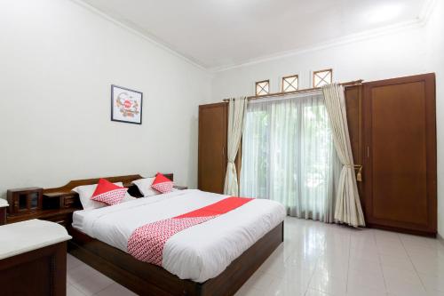 This photo about OYO 1059 Roemah Oma Residence shared on HyHotel.com