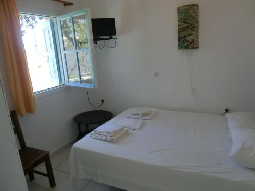 Guestroom, Santorini Hostel in Santorini Guestroom, Santorini Hostel in Santorini