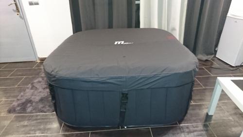 Bungalow Thaï vip jacuzzi interne (Bungalow Thai vip jacuzzi interne) in 加帕罗尔 Bungalow Thaï vip jacuzzi interne (Bungalow Thai vip jacuzzi interne) in 加帕罗尔