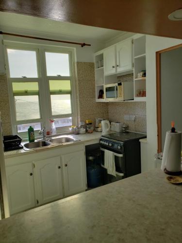Bếp, Midway Cottage in Scotts Head Village Bếp, Midway Cottage in Scotts Head Village