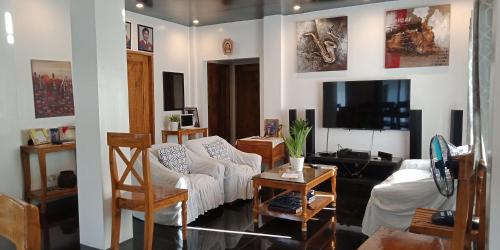 Κοινόχρηστο σαλόνι/χώρος τηλεόρασης, Bohol 3 Bedroom Villa in Candijay Κοινόχρηστο σαλόνι/χώρος τηλεόρασης, Bohol 3 Bedroom Villa in Candijay