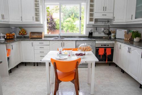 Konyha, The Yellow House in Mataelpino Konyha, The Yellow House in Mataelpino