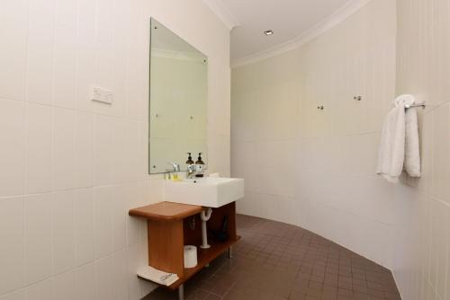 Bathroom, Cloudsong Chalet 3 - Close to the village centre! in Kangaroo Valley Bathroom, Cloudsong Chalet 3 - Close to the village centre! in Kangaroo Valley