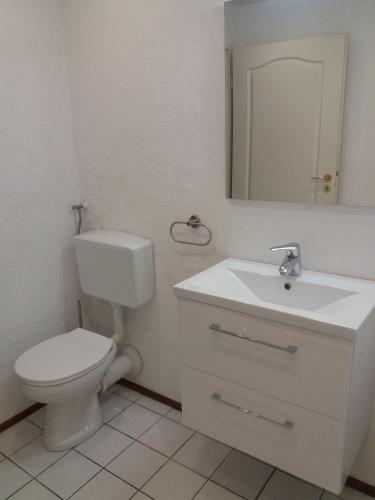 Bathroom, Ferienwohnung Reuter in Niederzissen Bathroom, Ferienwohnung Reuter in Niederzissen