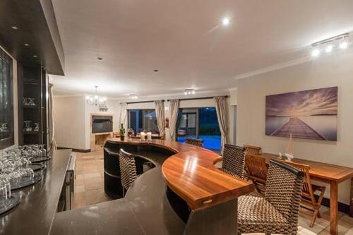 kawasan lounge/TV kongsi, 47th on Howard in Hunter's Home kawasan lounge/TV kongsi, 47th on Howard in Hunter's Home