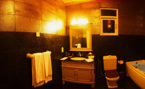 Bathroom, The Firs Hotel in Nuwara Eliya Bathroom, The Firs Hotel in Nuwara Eliya