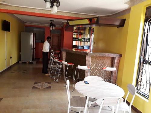בר/טרקלין, Egret Pilgrims Inn in Namugongo בר/טרקלין, Egret Pilgrims Inn in Namugongo