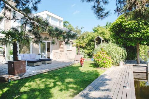 Luxury villa on peaceful location. Boat optional in Groenlandsekade en Vinkenkade Luxury villa on peaceful location. Boat optional in Groenlandsekade en Vinkenkade