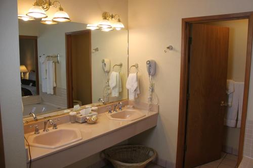 The Pines Resort & Conference Center in Bass Lake (CA) The Pines Resort & Conference Center in Bass Lake (CA)