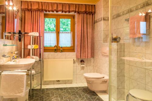 Fürdőszoba, Am Ferienbauernhof Schmiedbauer com Salzkammergut in Faistenau Fürdőszoba, Am Ferienbauernhof Schmiedbauer com Salzkammergut in Faistenau
