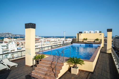 Swimming pool, Pierre & Vacances Empuriabrava Marina in Roses Swimming pool, Pierre & Vacances Empuriabrava Marina in Roses