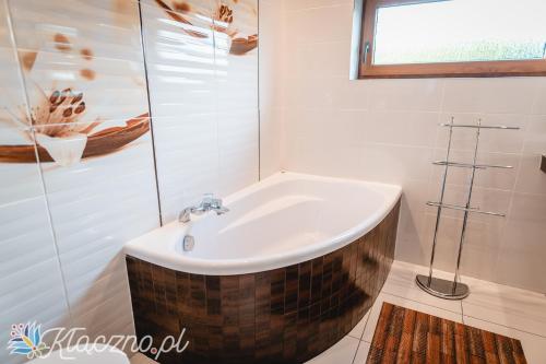 Fürdőszoba, Dom Kłączno z kominkiem w okolicy lasów i jeziora (Dom Klaczno z kominkiem w okolicy lasow i jeziora) in Studzienice Fürdőszoba, Dom Kłączno z kominkiem w okolicy lasów i jeziora (Dom Klaczno z kominkiem w okolicy lasow i jeziora) in Studzienice