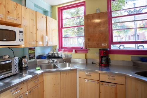 kuhinja, Ocean Island Inn Backpackers Suites in Victoria (BC) kuhinja, Ocean Island Inn Backpackers Suites in Victoria (BC)