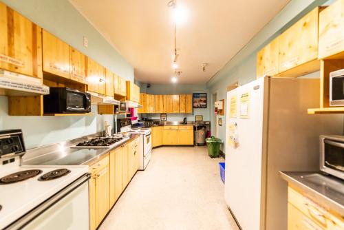 Kitchen, Ocean Island Inn Backpackers Suites in Victoria (BC) Kitchen, Ocean Island Inn Backpackers Suites in Victoria (BC)