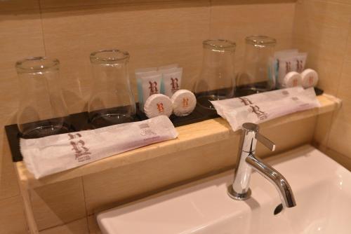 Bathroom, Robertson Hotel in Naga City Bathroom, Robertson Hotel in Naga City
