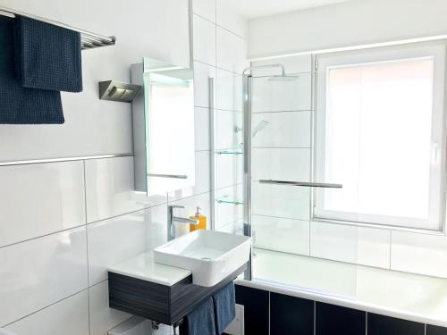 Bathroom, Schone, neue Ferienwohnung am Rhein und mit Balkon in Bingen am Rhein Bathroom, Schone, neue Ferienwohnung am Rhein und mit Balkon in Bingen am Rhein