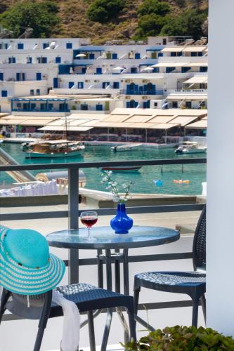 Hôtel John Akroyiali