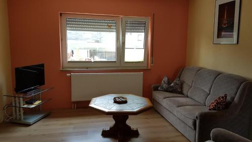 Zajednički dnevni boravak / prostorija s TV-om, Monteur - Ferienwohnung - Marburg-Biedenkopf - Steffenberg - Erdgeschoss mit Balkon in Limburg Zajednički dnevni boravak / prostorija s TV-om, Monteur - Ferienwohnung - Marburg-Biedenkopf - Steffenberg - Erdgeschoss mit Balkon in Limburg