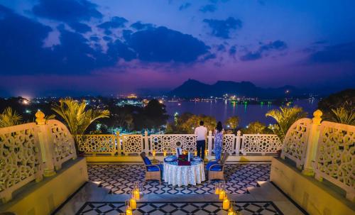 מרפסת, The LaLiT Laxmi Vilas Palace Udaipur Hotel in אודייפור מרפסת, The LaLiT Laxmi Vilas Palace Udaipur Hotel in אודייפור