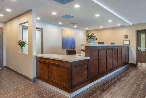Előcsarnok, Comfort Inn & Suites in Napanee (ON) Előcsarnok, Comfort Inn & Suites in Napanee (ON)