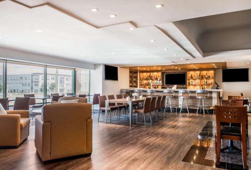 Bar/lounge, Quality Hotel Dorval Aeroport in Montreal West Bar/lounge, Quality Hotel Dorval Aeroport in Montreal West