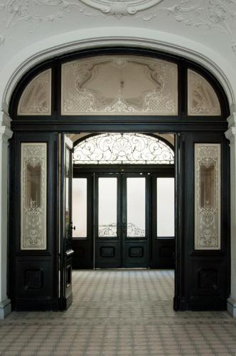 This photo about 6 rooms - 1070 shared on HyHotel.com