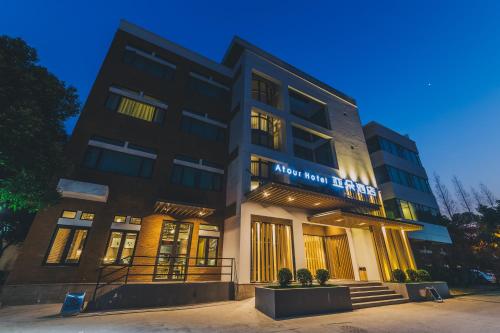 This photo about Shanghai Pudong Zhangjiang High Technology Park Ya Duo Hotel shared on HyHotel.com