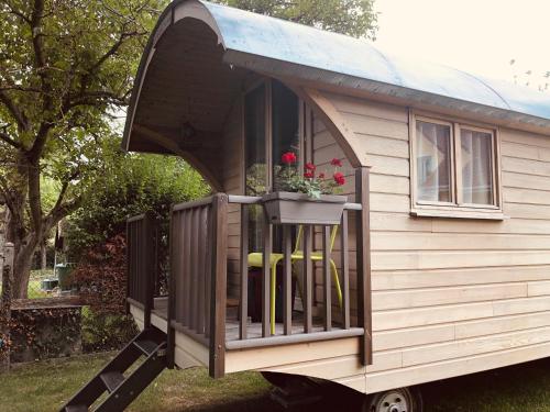 Balcony/terrace, Millygite Chalet-on-wheels by the river in Milly-la-Foret Balcony/terrace, Millygite Chalet-on-wheels by the river in Milly-la-Foret