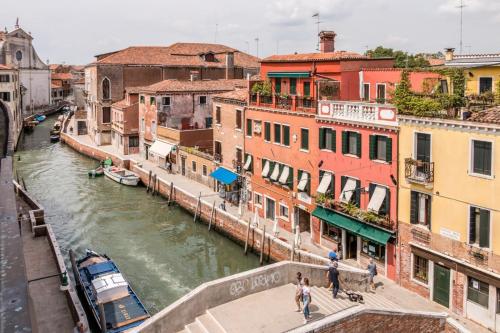 Carmini Canal View and balcony with Lift - image 6