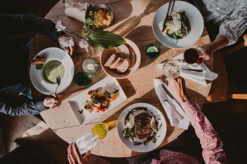 طعام و مشروبات, Hotel Restaurant Seebichl in Kitzbuhel Town Center طعام و مشروبات, Hotel Restaurant Seebichl in Kitzbuhel Town Center