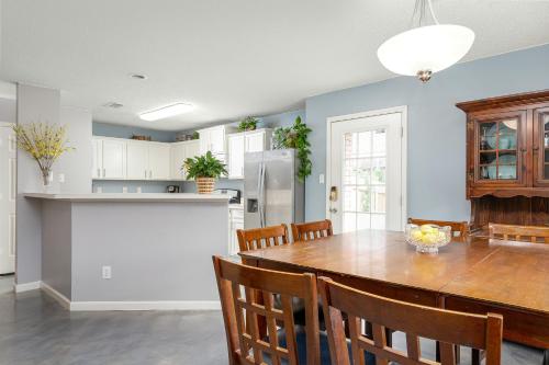 ห้องครัว, Symphony Home near Fort Worth Stockyard, Globe Life, AT&T by HomeStayPros in ฟอสซิล ครีก ห้องครัว, Symphony Home near Fort Worth Stockyard, Globe Life, AT&T by HomeStayPros in ฟอสซิล ครีก