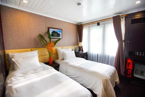 Halong Paloma Cruise in Ha Long Halong Paloma Cruise in Ha Long