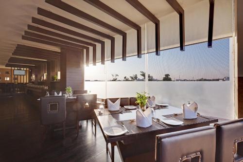 مطعم, Whispering Palms Hotel, Jaipur in فيدهايادار ناجار مطعم, Whispering Palms Hotel, Jaipur in فيدهايادار ناجار