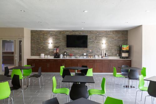 Super 8 by Wyndham Goldsboro in Goldsboro (NC) Super 8 by Wyndham Goldsboro in Goldsboro (NC)