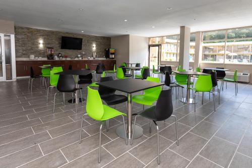 Shared lounge/TV area, Super 8 by Wyndham Goldsboro in Goldsboro (NC) Shared lounge/TV area, Super 8 by Wyndham Goldsboro in Goldsboro (NC)