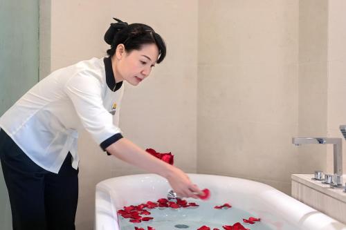 Bathroom, Huaqiang Plaza Hotel in Shenzhen Bathroom, Huaqiang Plaza Hotel in Shenzhen