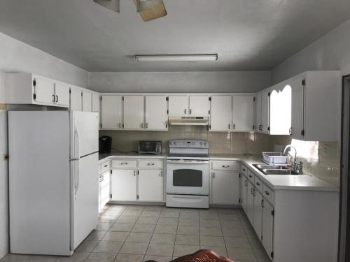 Κουζίνα, Luxurious One and Two Bedroom Villa in Kingshill Κουζίνα, Luxurious One and Two Bedroom Villa in Kingshill