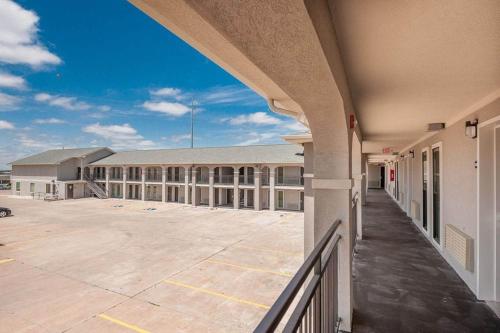 Erkély/terasz, Stratford House Inn in Edmond (Oklahoma) Erkély/terasz, Stratford House Inn in Edmond (Oklahoma)