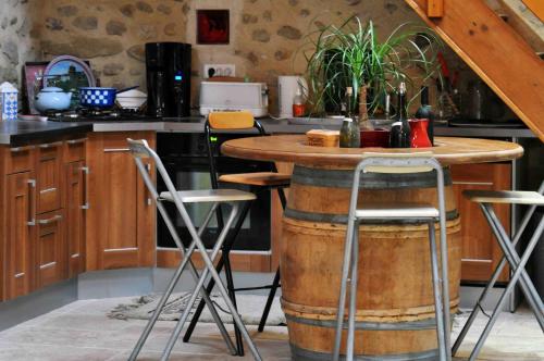 Bar/lounge, Chambres d'hotes Les 7 Semaines in Chantemerle-les-Bles Bar/lounge, Chambres d'hotes Les 7 Semaines in Chantemerle-les-Bles