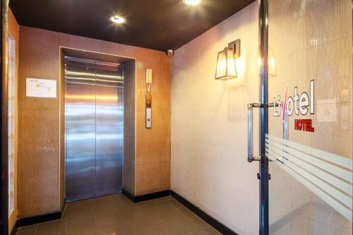 Előcsarnok, Livotel Express Hotel Bang Kruai Nonthaburi - No Parking in Thonburi Előcsarnok, Livotel Express Hotel Bang Kruai Nonthaburi - No Parking in Thonburi