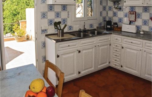 virtuvė, Beautiful home in Galilea with 3 Bedrooms, WiFi and Outdoor swimming pool in Puigpunyentas virtuvė, Beautiful home in Galilea with 3 Bedrooms, WiFi and Outdoor swimming pool in Puigpunyentas