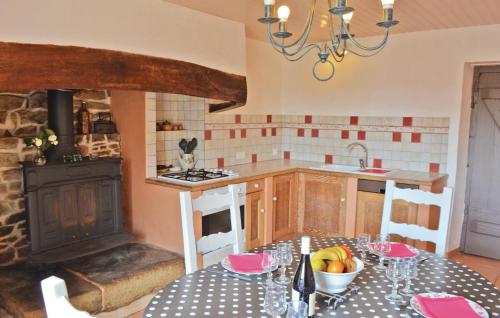 Κουζίνα, Stunning home in Plogastel St Germain with 3 Bedrooms and WiFi in Plogastel-Saint-Germain Κουζίνα, Stunning home in Plogastel St Germain with 3 Bedrooms and WiFi in Plogastel-Saint-Germain