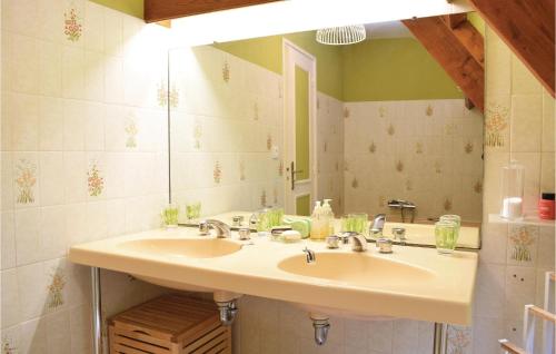Bilik Mandi, Amazing home in Bagnoles de lOrne with 4 Bedrooms and WiFi in Bagnoles-de-l'Orne Bilik Mandi, Amazing home in Bagnoles de lOrne with 4 Bedrooms and WiFi in Bagnoles-de-l'Orne