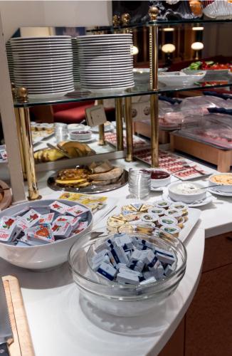 Food and beverages, Club Hotel Cortina in 13. Hietzing Food and beverages, Club Hotel Cortina in 13. Hietzing