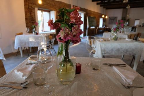 Food and beverages, Seven Fountains Farm in Sidbury Food and beverages, Seven Fountains Farm in Sidbury