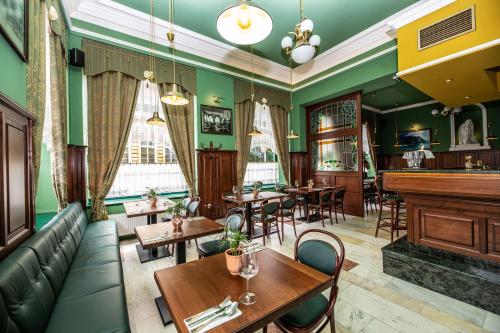 ห้องอาหาร, แกรนด์ โฮเต็ล ปร๊าก (Grand Hotel Prague) in ยีชีน ห้องอาหาร, แกรนด์ โฮเต็ล ปร๊าก (Grand Hotel Prague) in ยีชีน
