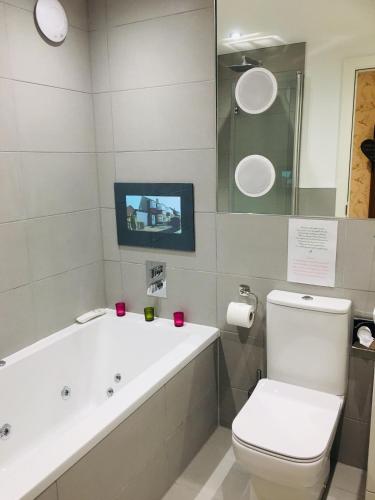 Bathroom, The Little Beech Tree in Linlithgow Bathroom, The Little Beech Tree in Linlithgow